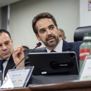 Foto mostra o governador Eduardo Leite na comiss&atilde;o na Assembleia.