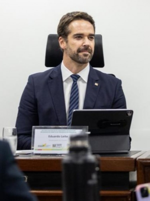 Foto mostra o governador Eduardo Leite na comissão na Assembleia.