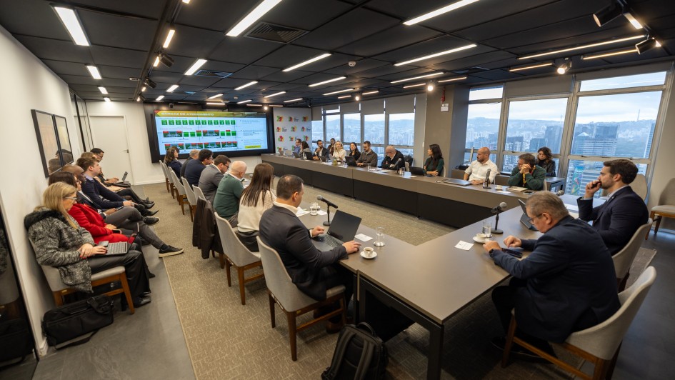 Foto mostra sala de reuni&atilde;o, governador Eduardo Leite est&aacute; sentado na ponta da mesa de reuni&otilde;es. 