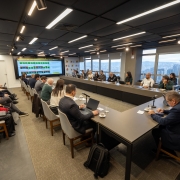 Foto mostra sala de reuni&atilde;o, governador Eduardo Leite est&aacute; sentado na ponta da mesa de reuni&otilde;es. 