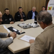 Foto mostra secret&aacute;rio Joel Maraschin e representantes dos munic&iacute;pios na assinatura do documento.
