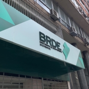Foto mostra fachada da sede do BRDE em Porto Alegre.