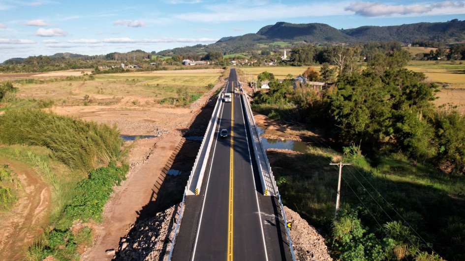 Nova estrutura construída sobre o Arroio Guarda-Mor, no km 32, no município de Faxinal do Soturno, está liberada para o tráfego -Foto: João Pedro Rodrigues/Secom