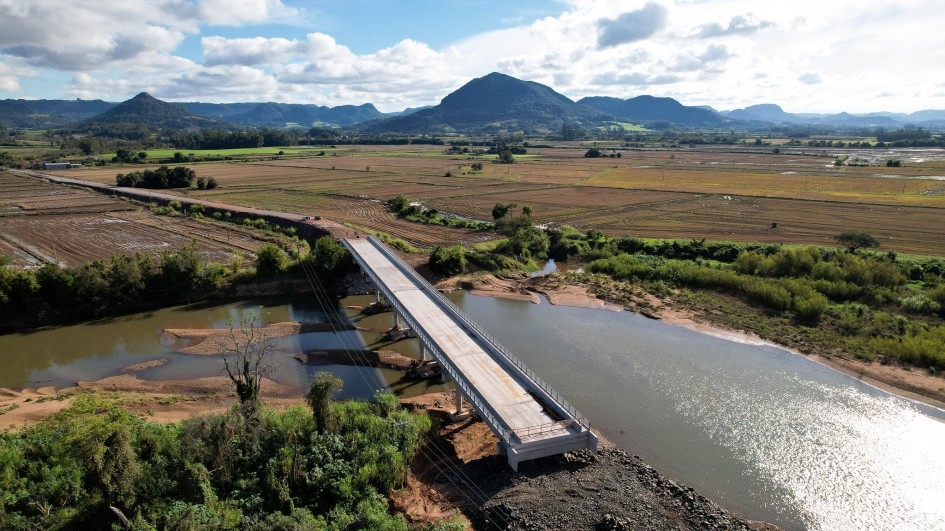 Na ERS-348, em Faxinal do Soturno, outra ponte está sendo erguida com investimento de R$ 14,7 milhões sobre o Rio Soturno -Foto: João Pedro Rodrigues/Secom
