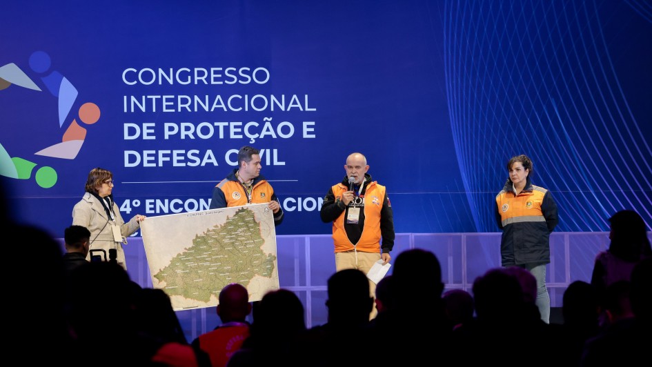 Foto mostra apresenta&ccedil;&atilde;o no palco do congresso de Prote&ccedil;&atilde;o e Defesa Civil.