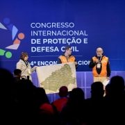 Foto mostra apresenta&ccedil;&atilde;o no palco do congresso de Prote&ccedil;&atilde;o e Defesa Civil.