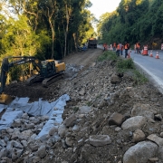 Com investimento de R$ 63,85 milh&otilde;es, a ERS-020 receber&aacute; obras de recupera&ccedil;&atilde;o do pavimento, melhorias na sinaliza&ccedil;&atilde;o e interven&ccedil;&otilde;es de conten&ccedil;&atilde;o ao longo de 18,49 quil&ocirc;metros