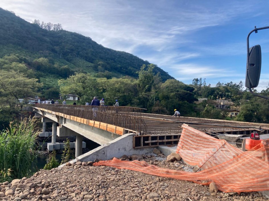 Ponte de 80 metros está sendo construída sobre o Rio Três Forquilhas -Foto: Divulgação Daer