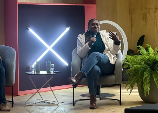 Foto mostra secretária Lisiane Lemos falando no painel do Juventude do Amanhã.