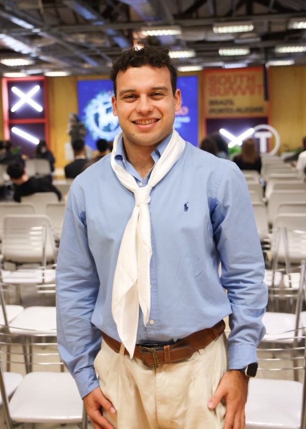 Foto mostra jovem Fernando, participante do Juventude do Amanhã.
