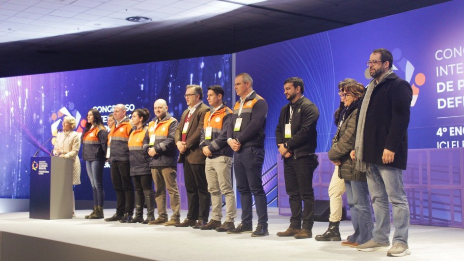 Foto mostra autoridades no palco no encerramento do evento.