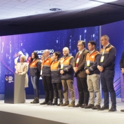 Foto mostra autoridades no palco no encerramento do evento.