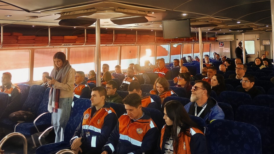 Foto mostra participantes do congresso dentro do catamar&atilde;.