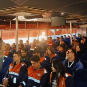 Foto mostra participantes do congresso dentro do catamar&atilde;.