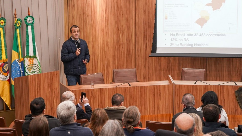 Foto mostra apresenta&ccedil;&atilde;o de Jackson Brilhante no audit&oacute;rio da Farsul, diante da plateia.