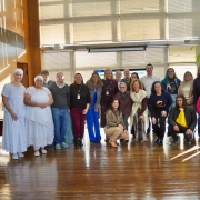 Foto mostra integrantes dos diferentes projetos posando em grupo.