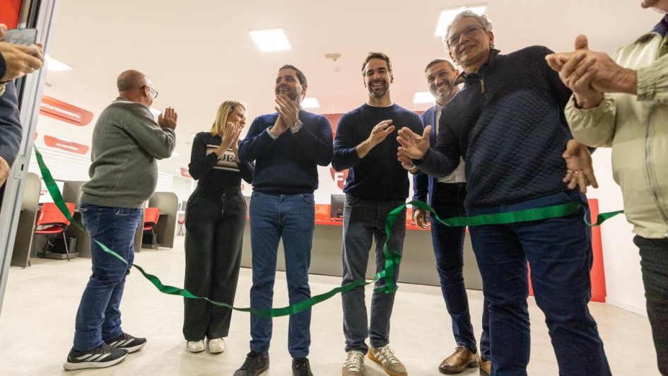 Foto mostra o governador Eduardo Leite e o vice-governador Gabriel Souza na inaugura&ccedil;&atilde;o do Tudo F&aacute;cil em Tramanda&iacute;.