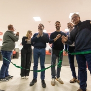 Foto mostra o governador Eduardo Leite e o vice-governador Gabriel Souza na inaugura&ccedil;&atilde;o do Tudo F&aacute;cil em Tramanda&iacute;.