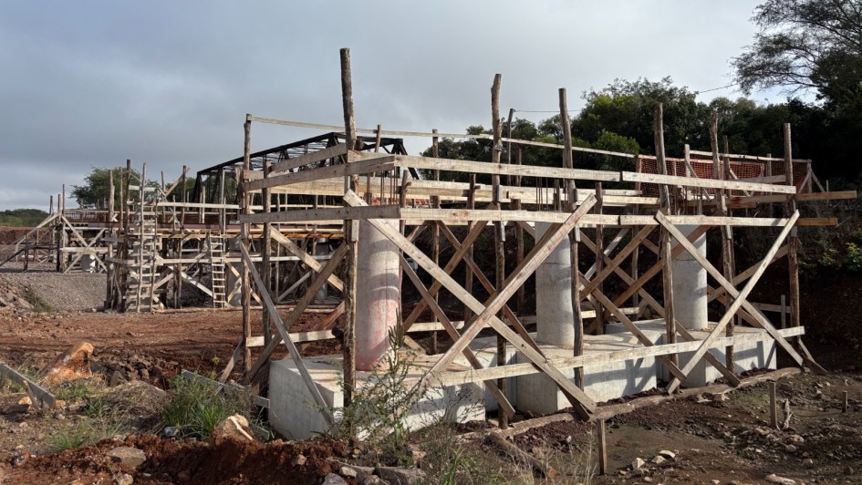 Foto mostra obra de constru&ccedil;&atilde;o da ponte da ERS-507.