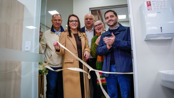 Foto mostra o vice-governador Gabriel Souza e a secret&aacute;ria Lisiane Fagundes na inaugura&ccedil;&atilde;o do servi&ccedil;o oncol&oacute;gico em Os&oacute;rio.