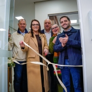 Foto mostra o vice-governador Gabriel Souza e a secret&aacute;ria Lisiane Fagundes na inaugura&ccedil;&atilde;o do servi&ccedil;o oncol&oacute;gico em Os&oacute;rio.