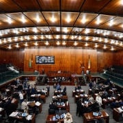 Contrata&ccedil;&atilde;o emergencial de cerca de 2 mil servidores para a educa&ccedil;&atilde;o &eacute; aprovada pela Assembleia  