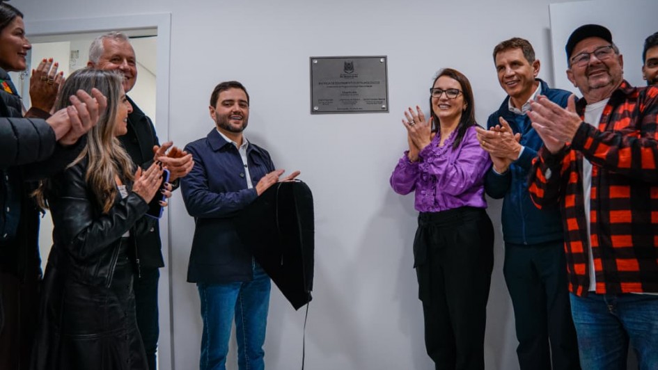 Foto mostra o vice-governador Gabriel Souza e a secret&aacute;ria Lisiane Fagundes com autoridades durante inaugura&ccedil;&atilde;o.