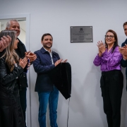 Foto mostra o vice-governador Gabriel Souza e a secret&aacute;ria Lisiane Fagundes com autoridades durante inaugura&ccedil;&atilde;o.