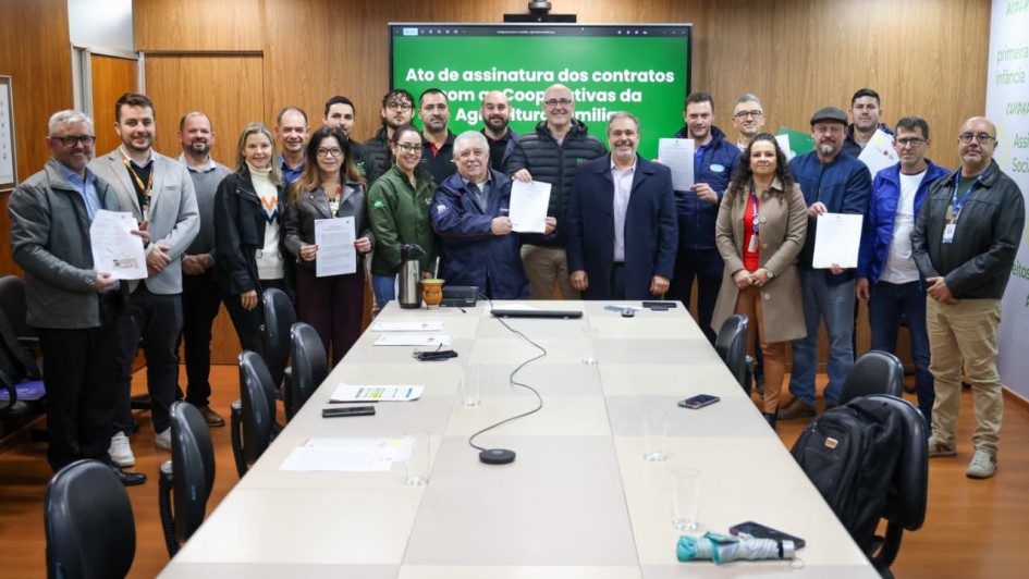 Foto mostra secret&aacute;rios e participantes da reuni&atilde;o.