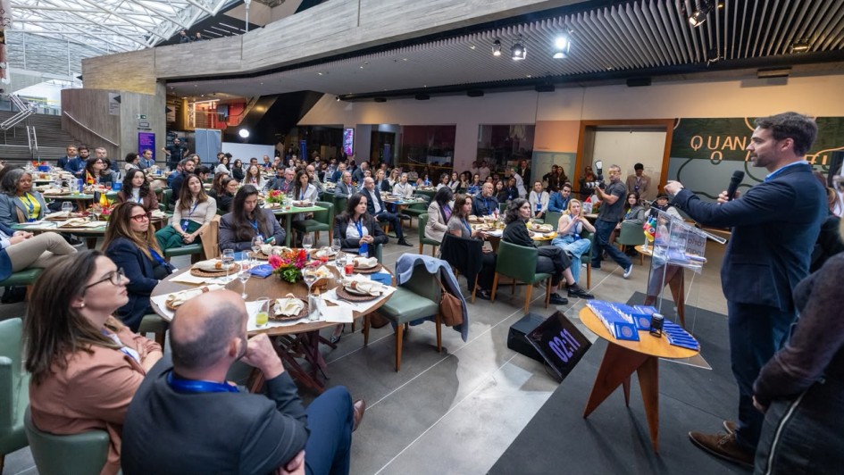 Foto mostra o governador Eduardo Leite na cerim&ocirc;nia, discursando diante do p&uacute;blico do evento.