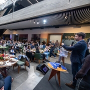 Foto mostra o governador Eduardo Leite na cerim&ocirc;nia, discursando diante do p&uacute;blico do evento.