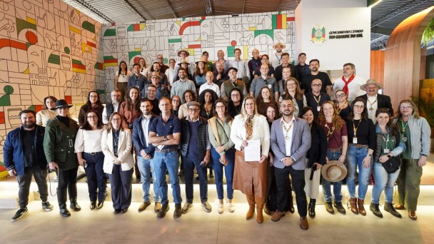 Foto mostra grupo posando para a foto. 
