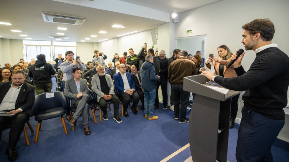 Foto mostra governador Eduardo Leite discursando diante da plateia.
