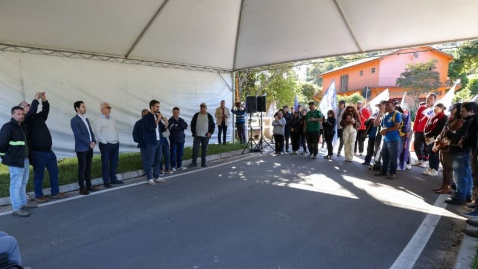 Foto mostra governador Eduardo Leite discursando diante da plateia. Eles est&atilde;o embaixo de uma grande tenda branca.