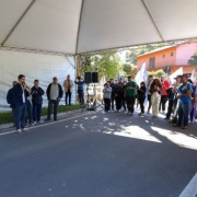 Foto mostra governador Eduardo Leite discursando diante da plateia. Eles est&atilde;o embaixo de uma grande tenda branca.