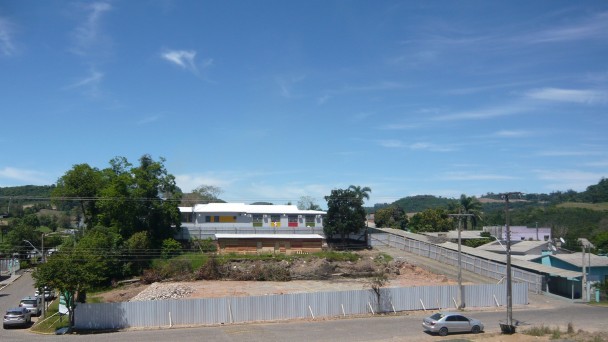 Ap&oacute;s a limpeza do local, a empresa respons&aacute;vel est&aacute; instalando tapumes de seguran&ccedil;a e preparando o canteiro de obras