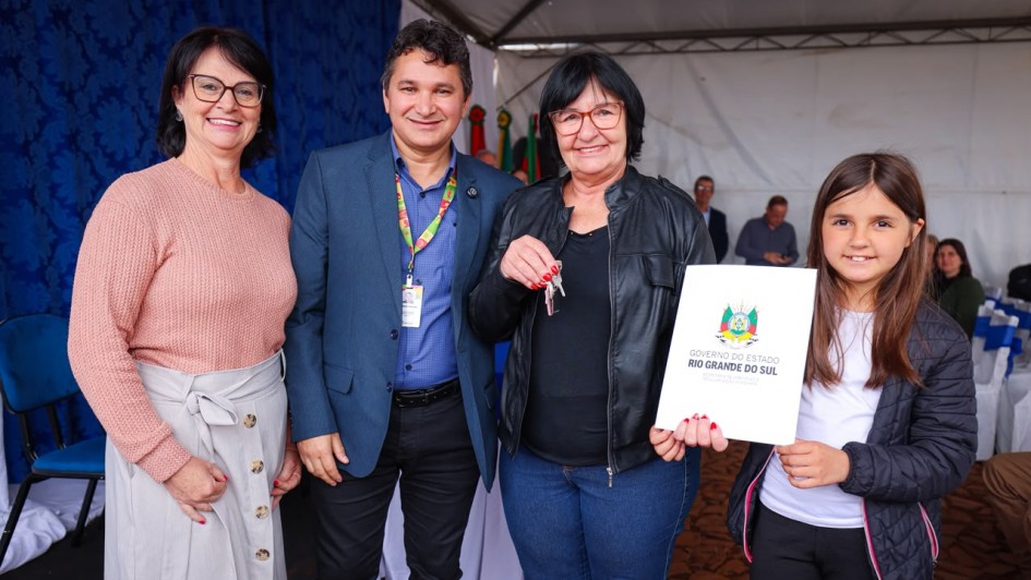 Estado entrega nove moradias do Programa A Casa &Eacute; Sua  Munic&iacute;pio em Chapada   out26