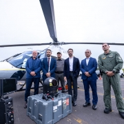 Foto mostra o governador Eduardo Leite em frente ao helic&oacute;ptero com outras autoridades e militares.