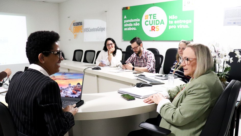 Foto mostra a secret&aacute;ria reunida com a diretora-presidente do hospital.