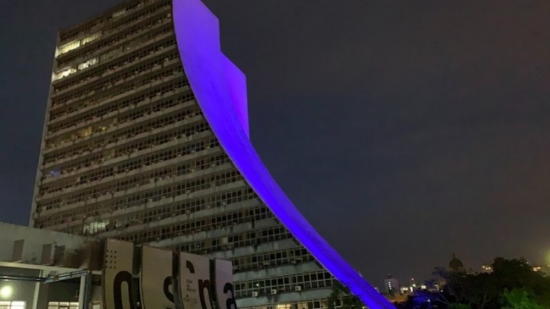 Centro Administrativo celebra o Mês da Visibilidade Trans com iluminação especial - Governo do Estado do RS